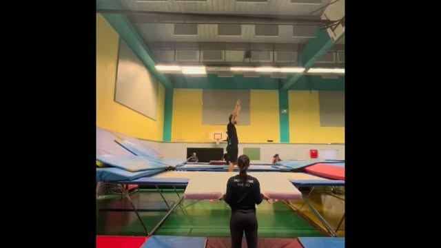 Aujourd’hui c’était séance découverte du synchro, on a bien apprécié !!
#trampoline #synchro #trampolineclub #paristrampoline #competitors #