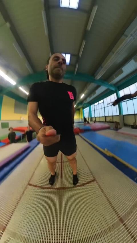 On a testé une nouvelle cam 👀
Et on trouve le résultat carrément sympa ! 🌪️

Et toi, tu valides ? 🔥

#tramptricks #acrobats #trampoline #par